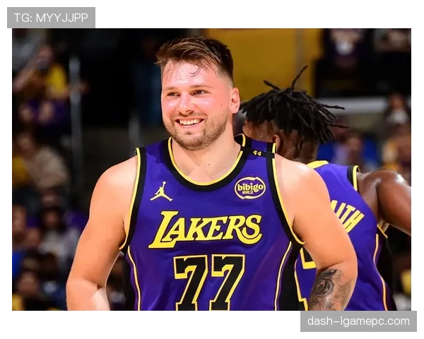 东契奇又在更衣室吃披萨了，这哥们真把NBA当深夜食堂啊